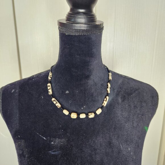 ⭐️ Tropical Tribal Beaded Necklace - Picture 4 of 7